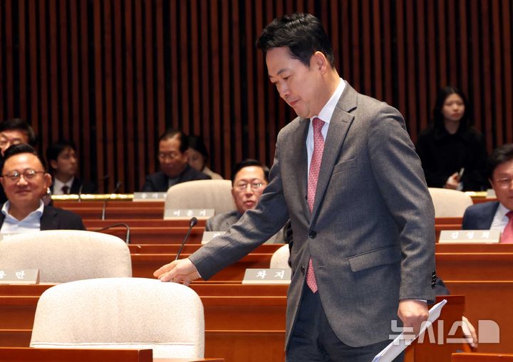 [서울=뉴시스] 조성봉 기자 = 장동혁 국민의힘 대표가 9일 오후 서울 여의도 국회에서 열린 의원총회에서 자리에 앉고 있다. 2025.03.09. suncho21@newsis.com