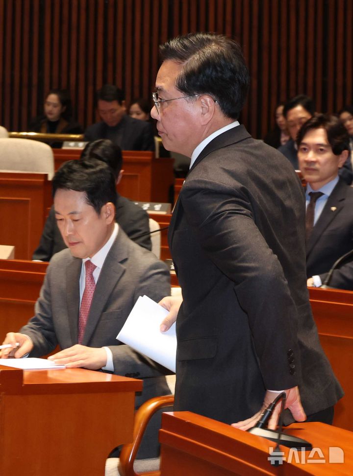 [서울=뉴시스] 조성봉 기자 = 송언석 국민의힘 원내대표가 9일 오후 서울 여의도 국회에서 열린 의원총회에서 발언을 하기 위해 연단으로 향하고 있다. 2025.03.09. suncho21@newsis.com