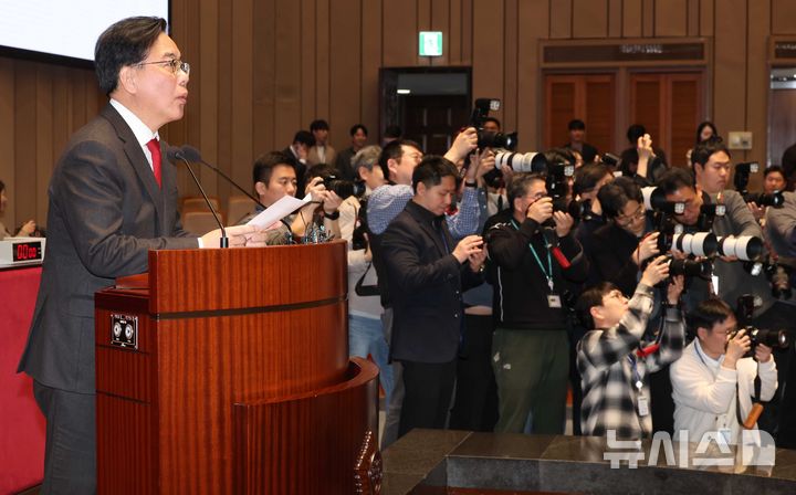 [서울=뉴시스] 조성봉 기자 = 송언석 국민의힘 원내대표가 9일 오후 서울 여의도 국회에서 열린 의원총회에서 발언을 하고 있다. 2025.03.09. suncho21@newsis.com