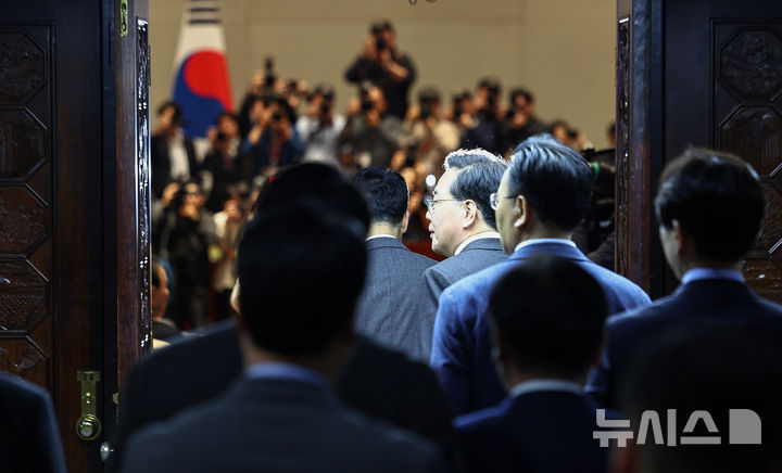 [서울=뉴시스] 김명년 기자 = 장동혁 국민의힘 대표 등 지도부가 9일 오후 서울 여의도 국회에서 열린 의원총회에 입장하고 있다. 2026.03.09. kmn@newsis.com