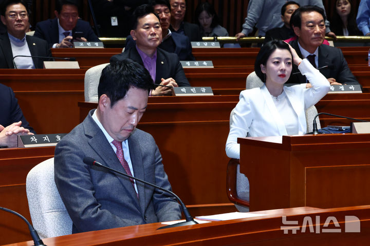 [서울=뉴시스] 김명년 기자 = 장동혁 국민의힘 대표가 9일 오후 서울 여의도 국회에서 열린 의원총회에 배현진 의원을 뒤로하고 앉아 있다. 2026.03.09. kmn@newsis.com