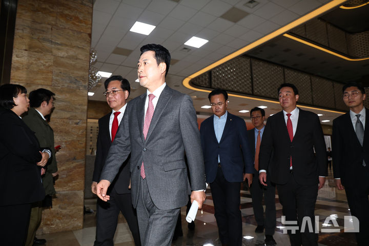 [서울=뉴시스] 김명년 기자 = 장동혁 국민의힘 대표가 9일 오후 서울 여의도 국회에서 열린 의원총회에서 송언석 원내대표 등 지도부와 함께 입장하고 있다. 2026.03.09. kmn@newsis.com