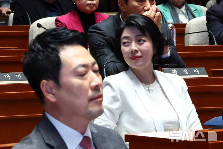 [서울=뉴시스] 김명년 기자 = 장동혁 국민의힘 대표가 9일 오후 서울 여의도 국회에서 열린 의원총회에 배현진 의원을 뒤로하고 앉아 있다. 2026.03.09. kmn@newsis.com