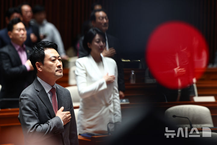 [서울=뉴시스] 김명년 기자 = 장동혁 국민의힘 대표가 9일 오후 서울 여의도 국회에서 열린 의원총회에서 국민의례하고 있다. 2026.03.09. kmn@newsis.com