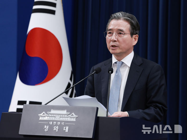 [서울=뉴시스] 고범준 기자 = 김용범 정책실장이 9일 청와대 춘추관에서 중동 상황 등 비상경제점검회의 관련 브리핑을 하고 있다. 2026.03.09. bjko@newsis.com