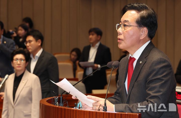 [서울=뉴시스] 조성봉 기자 = 송언석 국민의힘 원내대표가 9일 오후 서울 여의도 국회에서 열린 의원총회에서 발언을 하고 있다. 2025.03.09. suncho21@newsis.com