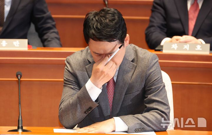 [서울=뉴시스] 조성봉 기자 = 장동혁 국민의힘 대표가 9일 오후 서울 여의도 국회에서 열린 의원총회에서 피곤한듯 잠시 손으로 눈가를 만지고 있다. 2025.03.09. suncho21@newsis.com