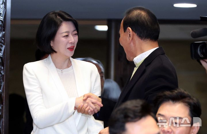 [서울=뉴시스] 조성봉 기자 = 배현진 국민의힘 의원이 9일 오후 서울 여의도 국회에서 열린 의원총회에서 박덕흠 의원과 악수를 하고 있다. 2025.03.09. suncho21@newsis.com