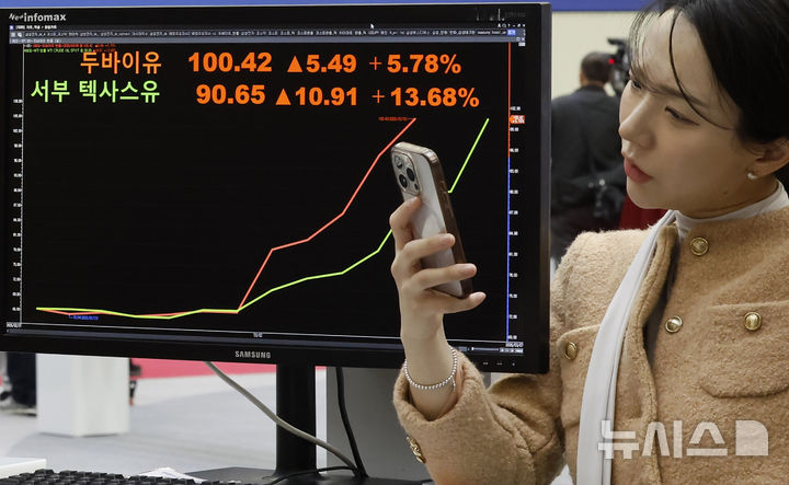 [서울=뉴시스] 김혜진 기자 = 미국과 이스라엘의 이란 공습에 따른 중동 정세 불안 여파로 국제 유가의 기준점 역할을 하는 브렌트유와 서부텍사스산원유(WTI)가 모두 배럴당 100달러를 넘긴 9일 오후 서울 영등포구 한국거래소 전광판에 서부텍사스산중질유(WTI), 두바이유 선물 가격이 표시되고 있다. 2026.03.09. jini@newsis.com