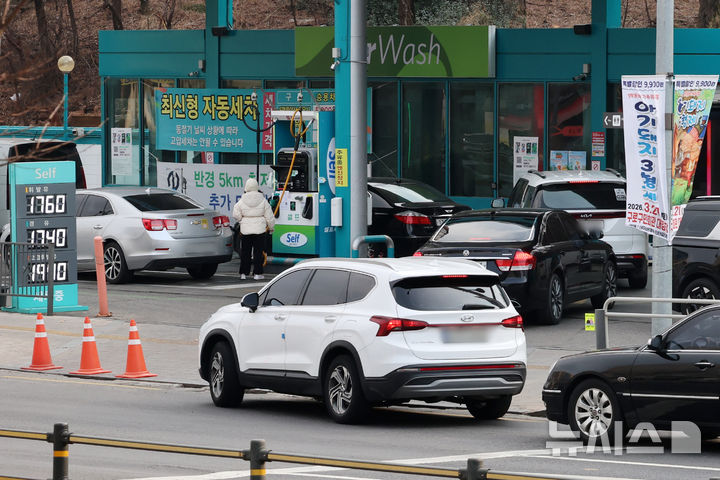 [서울=뉴시스] 조성우 기자 = 미국과 이스라엘의 이란 공습에 따른 중동 정세 불안 여파로 국내 주유소 기름값 상승세가 이어지고 있는 9일 서울 구로구의 한 최저가 주유소에 주유하려는 차량들이 길게 줄지어 서 있다. 국내 기름값이 9일 연속 상승세를 이어가며 전국 휘발유 평균 가격이 리터당 1900원을 넘어섰다. 한국석유공사 유가정보시스템 오피넷에 따르면 이날 오후 1시30분 기준 전국 평균 휘발유 가격은 리터당 1900.7원으로 전날보다 5.3원 올랐다. 2026.03.09. xconfind@newsis.com