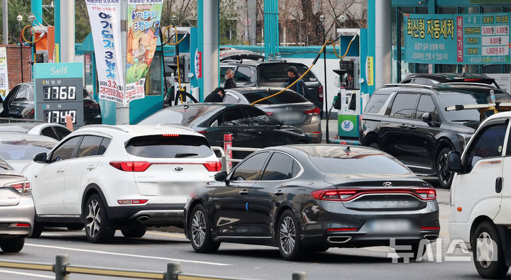 [서울=뉴시스] 조성우 기자 = 지난 9일 서울 구로구의 한 최저가 주유소에 주유하려는 차량들이 길게 줄지어 서 있다. (사진=뉴시스DB) 2026.03.14. xconfind@newsis.com