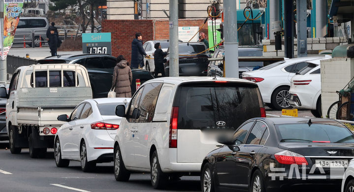 [서울=뉴시스] 조성우 기자 = 미국과 이스라엘의 이란 공습에 따른 중동 정세 불안 여파로 국내 주유소 기름값 상승세가 이어지고 있는 9일 서울 구로구의 한 최저가 주유소에 주유하려는 차량들이 길게 줄지어 서 있다.국내 기름값이 9일 연속 상승세를 이어가며 전국 휘발유 평균 가격이 리터당 1900원을 넘어섰다. 한국석유공사 유가정보시스템 오피넷에 따르면 이날 오후 1시30분 기준 전국 평균 휘발유 가격은 리터당 1900.7원으로 전날보다 5.3원 올랐다. 2026.03.09. xconfind@newsis.com