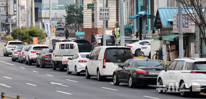 [서울=뉴시스] 미국과 이스라엘의 이란 공습에 따른 중동 정세 불안 여파로 국내 주유소 기름값 상승세가 이어지고 있는 지난 9일 서울 구로구의 한 최저가 주유소에 주유하려는 차량들이 길게 줄지어 서 있다.10일(현지 시간) CNBC 등에 따르면 뉴욕상품거래소에서 미국 서부텍사스원유(WTI) 4월물 선물 가격은 전장 대비 11.94% 떨어진 배럴당 83.45달러에 거래를 마쳤다. 2026.03.11.(사진=뉴시스DB)