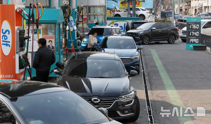[서울=뉴시스] 조성우 기자 = 미국과 이스라엘의 이란 공습에 따른 중동 정세 불안 여파로 국내 주유소 기름값 상승세가 이어지고 있는 9일 서울 구로구의 한 주유소에 주유하려는 차량들이 길게 줄지어 서 있다. 2026.03.09. xconfind@newsis.com