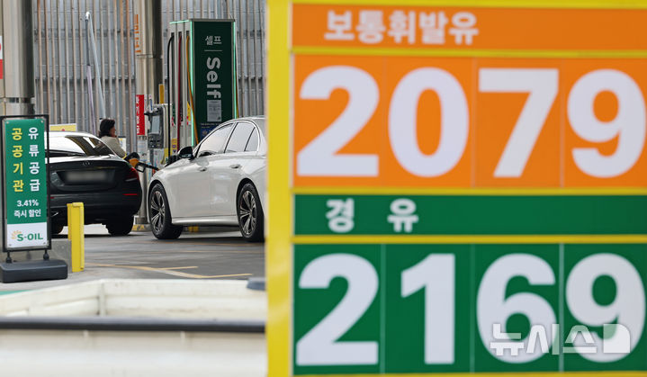 [서울=뉴시스] 조성우 기자 = 미국과 이스라엘의 이란 공습에 따른 중동 정세 불안 여파로 국내 주유소 기름값 상승세가 이어지고 있는 9일 서울 시내 한 주유소에 유가 정보가 표시되어 있다. 국내 기름값이 9일 연속 상승세를 이어가며 전국 휘발유 평균 가격이 리터당 1900원을 넘어섰다. 한국석유공사 유가정보시스템 오피넷에 따르면 이날 오후 1시30분 기준 전국 평균 휘발유 가격은 리터당 1900.7원으로 전날보다 5.3원 올랐다. 2026.03.09. xconfind@newsis.com