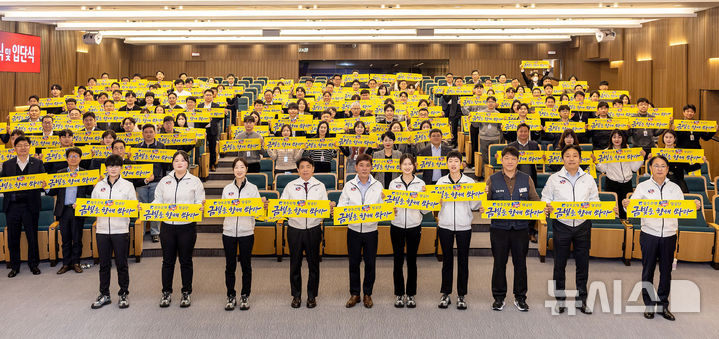 광주은행 '텐텐 양궁단' 출정식 개회광주은행은 9일 본점에서 '텐텐(Ten Ten) 양궁단'의 2026년 출정식과 함께 오예진 선수 입단식을 개최하고 새 시즌을 향한 각오를 다졌다. (사진=광주은행 제공) photo@newsis.com