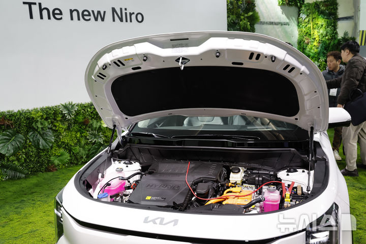 [서울=뉴시스] 김혜진 기자 = 지난 9일 서울 중구 동대문디자인플라자(DDP)에서 열린 기아 '더 뉴 니로' 미디어데이에서 소형 SUV 니로 차량이 전시돼 있다. 2026.03.10. jini@newsis.com