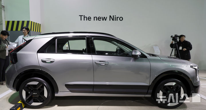 [서울=뉴시스] 김혜진 기자 = 지난 9일 서울 중구 동대문디자인플라자(DDP)에서 열린 기아 '더 뉴 니로' 미디어데이에서 소형 SUV 니로 차량이 전시돼 있다. 2026.03.10. jini@newsis.com