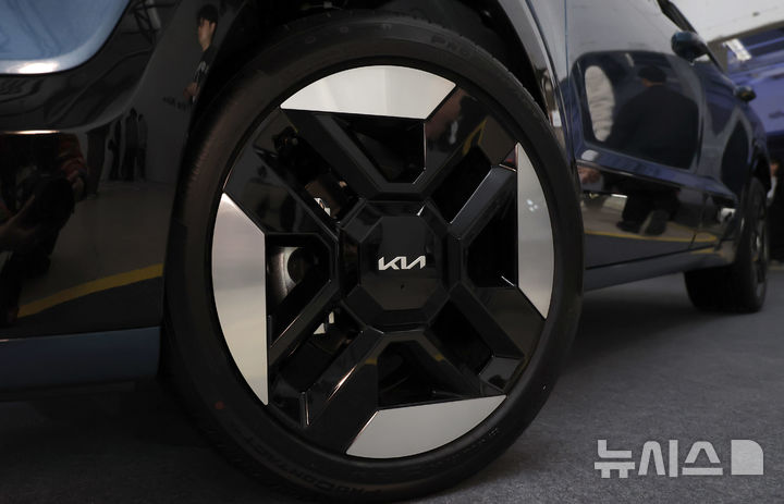 [서울=뉴시스] 김혜진 기자 = 지난 9일 서울 중구 동대문디자인플라자(DDP)에서 열린 기아 '더 뉴 니로' 미디어데이에서 소형 SUV 니로 차량이 전시돼 있다. 2026.03.10. jini@newsis.com