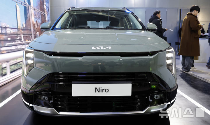 [서울=뉴시스] 김혜진 기자 = 지난 9일 서울 중구 동대문디자인플라자(DDP)에서 열린 기아 '더 뉴 니로' 미디어데이에서 소형 SUV 니로 차량이 전시돼 있다. 2026.03.10. jini@newsis.com