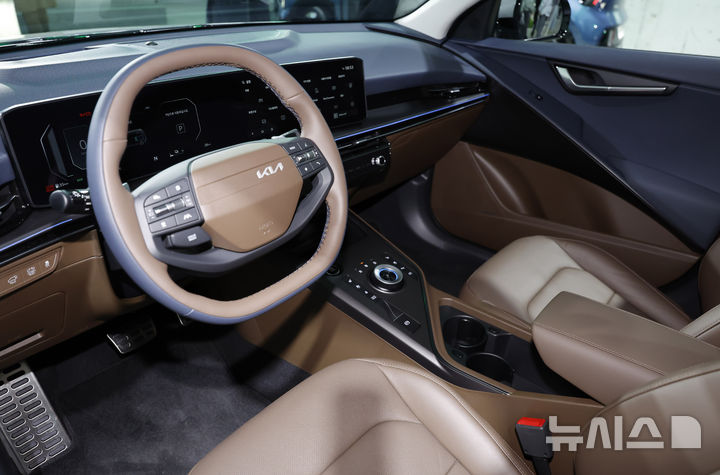 [서울=뉴시스] 김혜진 기자 = 지난 9일 서울 중구 동대문디자인플라자(DDP)에서 열린 기아 '더 뉴 니로' 미디어데이에서 소형 SUV 니로 차량이 전시돼 있다. 2026.03.10. jini@newsis.com