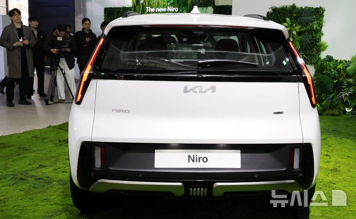 [서울=뉴시스] 김혜진 기자 = 지난 9일 서울 중구 동대문디자인플라자(DDP)에서 열린 기아 '더 뉴 니로' 미디어데이에서 소형 SUV 니로 차량이 전시돼 있다. 2026.03.10. jini@newsis.com