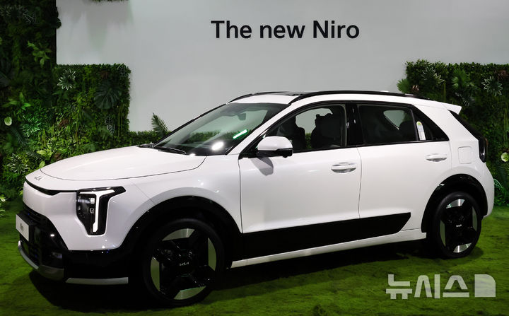 [서울=뉴시스] 김혜진 기자 = 지난 9일 서울 중구 동대문디자인플라자(DDP)에서 열린 기아 '더 뉴 니로' 미디어데이에서 소형 SUV 니로 차량이 전시돼 있다. 2026.03.10. jini@newsis.com