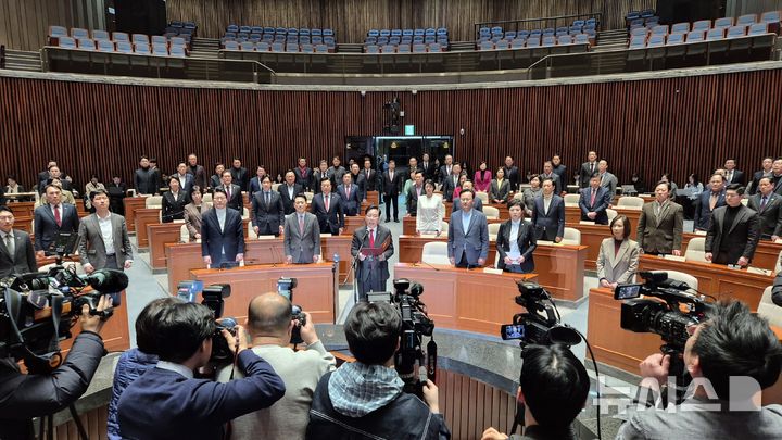 [서울=뉴시스] 전상우 기자 = 송언석 국민의힘 원내대표가 9일 오후 서울 여의도 국회에서 의원총회를 마치고 '윤석열 전 대통령의 정치적 복귀를 요구하는 일체의 주장에 명백히 반대한다'는 내용의 결의문 낭독을 하고 있다. 2026.03.09. swoo@newsis.com