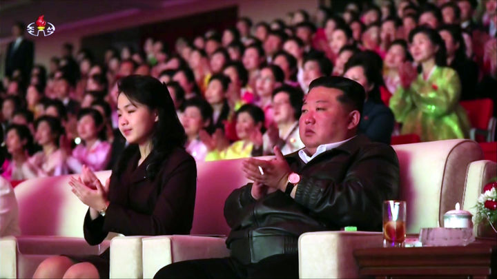 [서울=뉴시스] 북한 조선중앙TV는 김정은 국무위원장이 아내 리설주 여사, 딸 김주애와 함께 지난 8일 평양체육관에서 열린 3·8 국제부녀절(세계 여성의 날) 기념 공연을 관람했다고 조선중앙TV가 9일 보도했다. (사진=조선중앙TV 캡처) 2026.03.09. photo@newsis.com *재판매 및 DB 금지