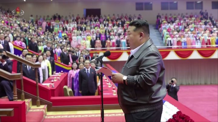 [서울=뉴시스] 북한 조선중앙TV는 김정은 국무위원장이 지난 8일 평양체육관에서 열린 3·8 국제부녀절(세계 여성의 날) 기념 공연 관람 전 연설을 했다고 조선중앙TV가 9일 보도했다. (사진=조선중앙TV 캡처) 2026.03.09. photo@newsis.com *재판매 및 DB 금지