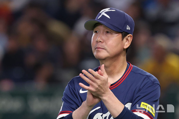 [도쿄=뉴시스] 권창회 기자 = 9일 일본 도쿄돔에서 열린 2026 WBC 조별리그 C조 4차전 한국과 호주의 경기 시작에 앞서 한국 류지현 감독이 박수치고 있다. 2026.03.09. kch0523@newsis.com