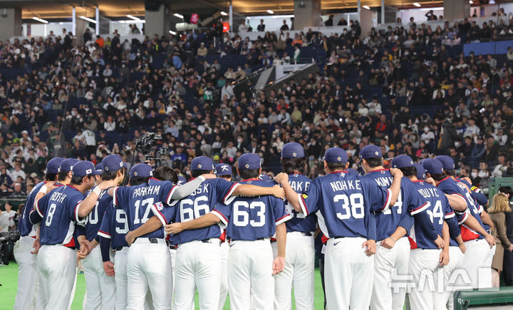 [도쿄=뉴시스] 권창회 기자 = 9일 일본 도쿄돔에서 열린 2026 WBC 조별리그 C조 4차전 한국과 호주의 경기 시작에 앞서 한국 선수들이 결의를 다지고 있다. 2026.03.09. kch0523@newsis.com
