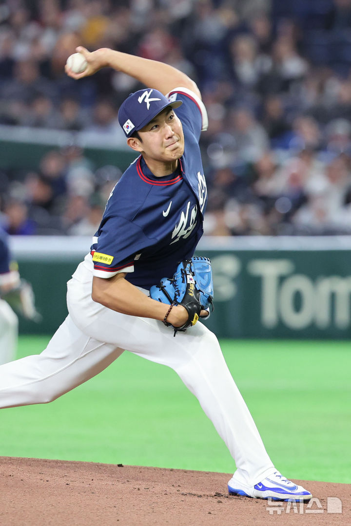 [도쿄=뉴시스] 권창회 기자 = 9일 일본 도쿄돔에서 열린 2026 WBC 조별리그 C조 4차전 한국과 호주의 경기, 1회말 한국 선발투수 손주영이 역투하고 있다. 2026.03.09. kch0523@newsis.com