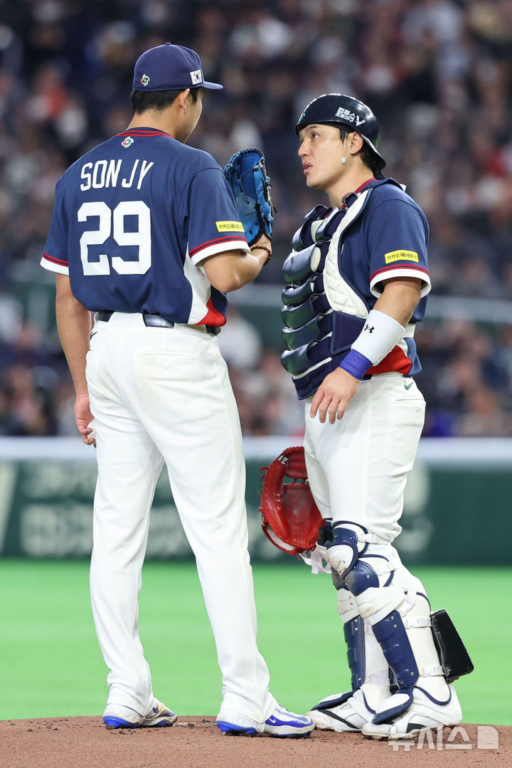 마운드를 방문한 박동원