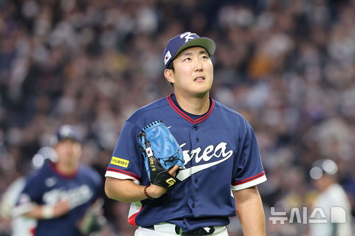 [도쿄=뉴시스] 권창회 기자 = 9일 일본 도쿄돔에서 열린 2026 WBC 조별리그 C조 4차전 한국과 호주의 경기, 1회말 2사 주자 1,2루 한국 선발 손주영이 1회를 무실점으로 막은 뒤 더그아웃으로 향하고 있다. 2026.03.09. kch0523@newsis.com