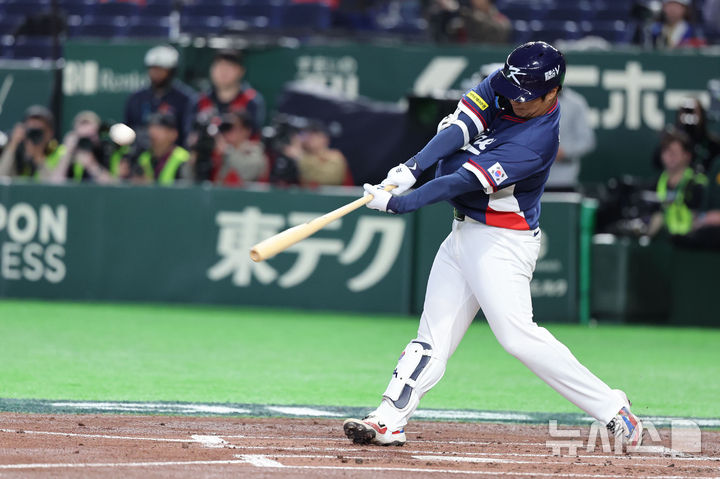 [도쿄=뉴시스] 권창회 기자 = 9일 일본 도쿄돔에서 열린 2026 WBC 조별리그 C조 4차전 한국과 호주의 경기, 2회초 무사 주자 1루 한국 문보경이 2점 홈런을 치고 있다. 2026.03.09. kch0523@newsis.com