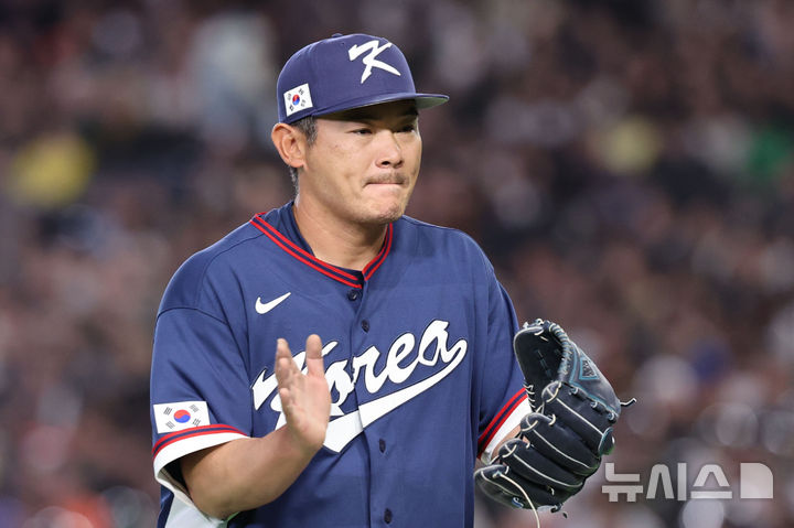 [도쿄=뉴시스] 권창회 기자 = 9일 일본 도쿄돔에서 열린 2026 WBC 조별리그 C조 4차전 한국과 호주의 경기, 2회말 한국 노경은이 2회를 무실점으로 마무리한 뒤 박수치고 있다. 2026.03.09. kch0523@newsis.com