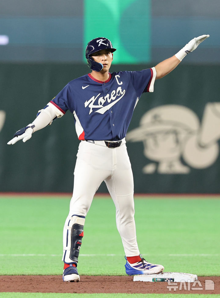 [도쿄=뉴시스] 권창회 기자 = 9일 일본 도쿄돔에서 열린 2026 WBC 조별리그 C조 4차전 한국과 호주의 경기, 3회초 무사 1루 한국 이정후가 1타점 적시타를 친 뒤 세리머니 하고 있다. 2026.03.09. kch0523@newsis.com