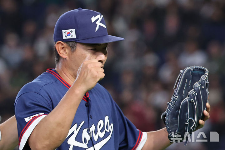 [도쿄=뉴시스] 권창회 기자 = 9일 일본 도쿄돔에서 열린 2026 WBC 조별리그 C조 4차전 한국과 호주의 경기, 3회말 2사 한국 노경은이 미드를 유격수 땅볼 아웃 처리한 뒤 더그아욱으로 향하며 엄지척 하고 있다. 2026.03.09. kch0523@newsis.com