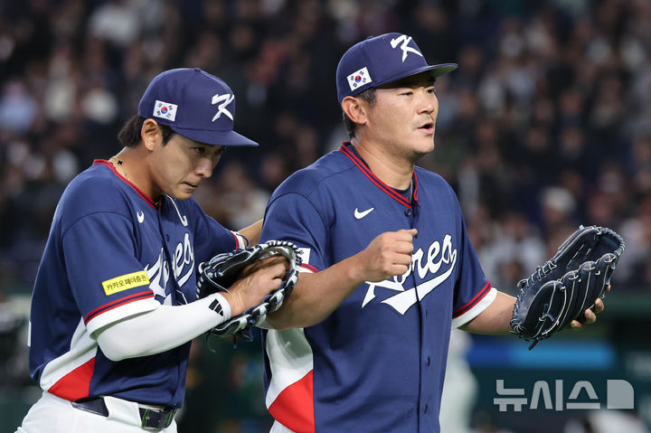[도쿄=뉴시스] 권창회 기자 = 9일 일본 도쿄돔에서 열린 2026 WBC 조별리그 C조 4차전 한국과 호주의 경기, 한국 노경은이 3회초를 무실점으로 마친 뒤 이정후와 인사하고 있다. 2026.03.09. kch0523@newsis.com