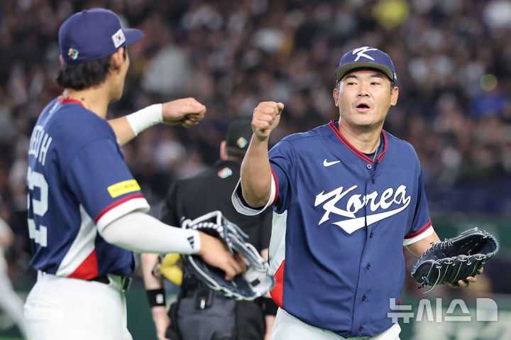 [도쿄=뉴시스] 권창회 기자 = 9일 일본 도쿄돔에서 열린 2026 WBC 조별리그 C조 4차전 한국과 호주의 경기, 한국 노경은이 3회초를 무실점으로 마친 뒤 이정후와 인사하고 있다. 2026.03.09. kch0523@newsis.com