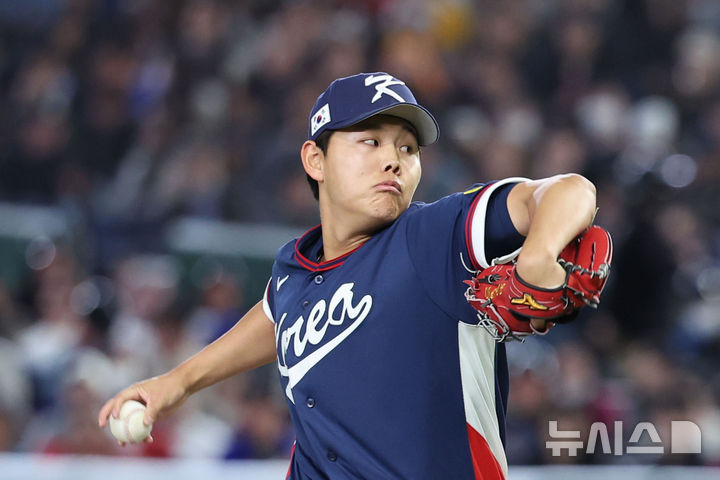 [도쿄=뉴시스] 권창회 기자 = 9일 일본 도쿄돔에서 열린 2026 WBC 조별리그 C조 4차전 한국과 호주의 경기, 4회말 한국 소형준이 역투하고 있다. 2026.03.09. kch0523@newsis.com