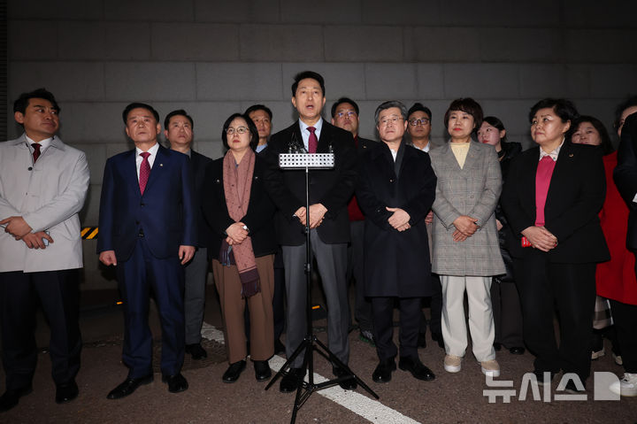 [서울=뉴시스] 조성우 기자 = 오세훈 서울시장이 9일 오후 서울 중구 서울시청 인근에서 김길성 중구청장 및 시의원 등 관계자들과 함께 국민의힘이 이날 발표한 결의문과 관련해 입장을 밝히고 있다.앞서 국민의힘은 이날 열린 의원총회에서 윤석열 전 대통령의 정치적 복귀에 반대한다는 결의문을 채택했다. 2026.03.09. xconfind@newsis.com