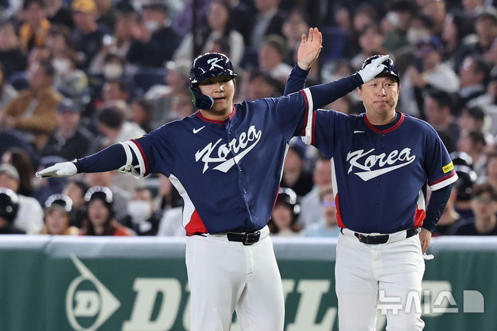 [도쿄=뉴시스] 권창회 기자 = 9일 일본 도쿄돔에서 열린 2026 WBC 조별리그 C조 4차전 한국과 호주의 경기, 5회초 2사 2루 한국 문보경이 1타점 적시타를 친 뒤 세리머니 하고 있다. 2026.03.09. kch0523@newsis.com