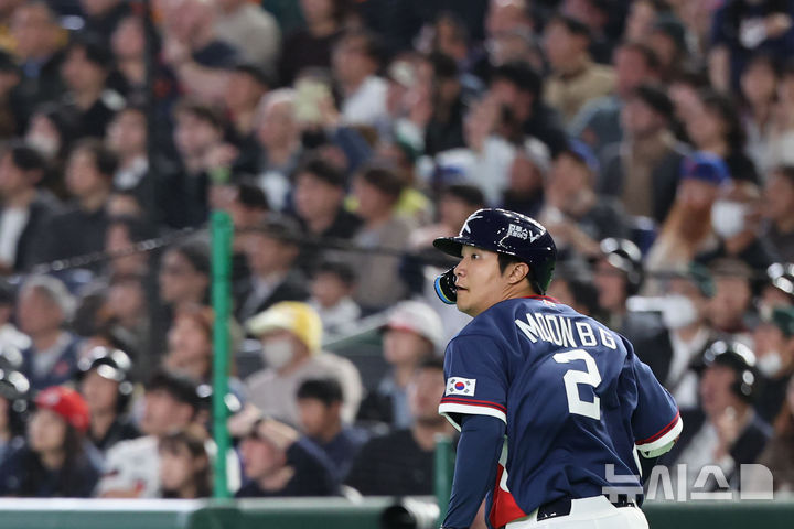 [도쿄=뉴시스] 권창회 기자 = 9일 일본 도쿄돔에서 열린 2026 WBC 조별리그 C조 4차전 한국과 호주의 경기, 5회초 2사 2루 한국 문보경이 1타점 적시타를 친 뒤 타구를 바라보고 있다. 2026.03.09. kch0523@newsis.com