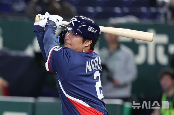 [도쿄=뉴시스] 권창회 기자 = 9일 일본 도쿄돔에서 열린 2026 WBC 조별리그 C조 4차전 한국과 호주의 경기, 5회초 2사 2루 한국 문보경이 1타점 적시타를 치고 있다. 2026.03.09. kch0523@newsis.com