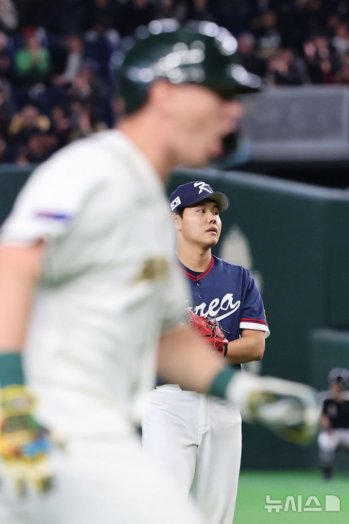 WBC 경기에서 홈런을 허용한 뒤 아쉬워하는 소형준