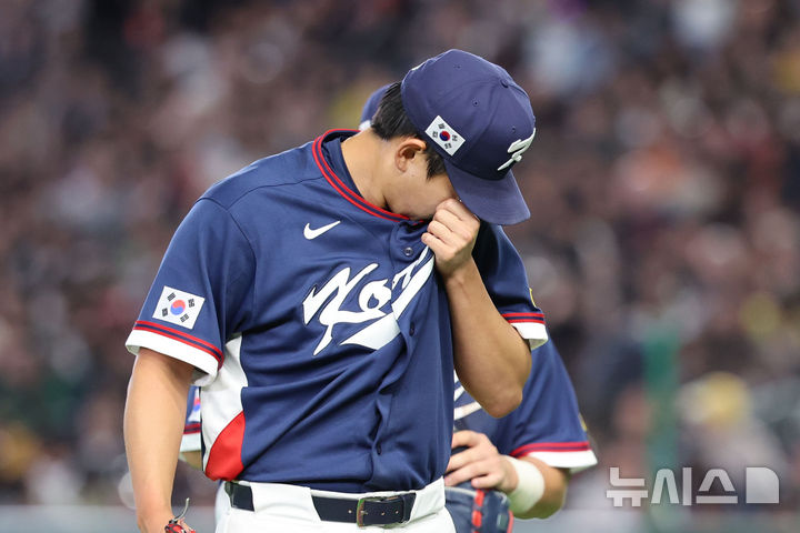 [도쿄=뉴시스] 권창회 기자 = 9일 일본 도쿄돔에서 열린 2026 WBC 조별리그 C조 4차전 한국과 호주의 경기, 한국 소형준이 5회말 1실점 내주고 마무리 한 뒤 더그아웃으로 향하고 있다. 2026.03.09. kch0523@newsis.com
