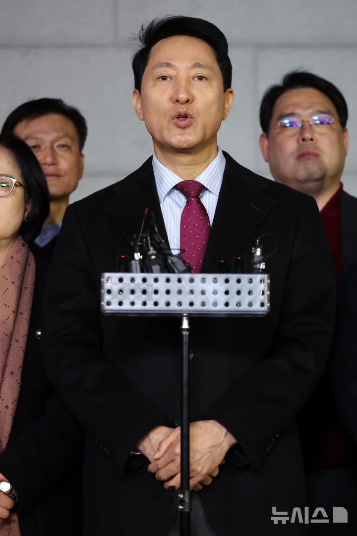[서울=뉴시스] 조성우 기자 = 오세훈 서울시장이 9일 오후 서울 중구 서울시청 인근에서 김길성 중구청장 및 시의원 등 관계자들과 함께 국민의힘이 이날 발표한 결의문과 관련해 입장을 밝히고 있다.앞서 국민의힘은 이날 열린 의원총회에서 윤석열 전 대통령의 정치적 복귀에 반대한다는 결의문을 채택했다. 2026.03.09. xconfind@newsis.com