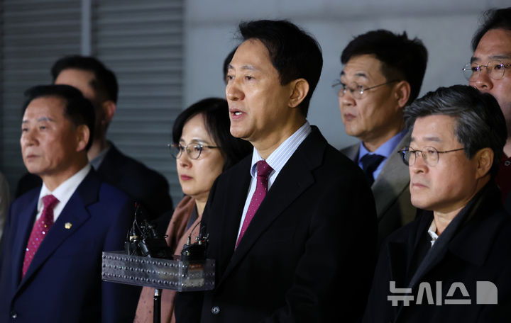 [서울=뉴시스] 조성우 기자 = 오세훈 서울시장이 9일 오후 서울 중구 서울시청 인근에서 김길성 중구청장 및 시의원 등 관계자들과 함께 국민의힘이 이날 발표한 결의문과 관련해 입장을 밝히고 있다. 앞서 국민의힘은 이날 열린 의원총회에서 윤석열 전 대통령의 정치적 복귀에 반대한다는 결의문을 채택했다. 2026.03.09. xconfind@newsis.com